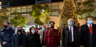 Ο Δήμαρχος Αμαρουσίου Θεόδωρος Αμπατζόγλου φωταγώγησε το Χριστουγεννιάτικο Δέντρο του Δήμου στην πλατεία ΗΣΑΠ