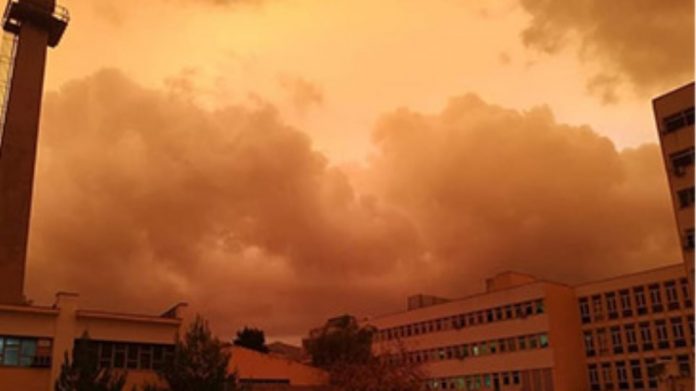 ΚΑΙΡΟΣ ΣΗΜΕΡΑ - Ισχυρή καταιγίδα πλήττει από το πρωί της Πέμπτης την Αττική - Αναλυτική πρόγνωση του καιρού για σήμερα Από το πρωί της Πέμπτης 10 Δεκεμβρίου, ισχυρή καταιγίδα πλήττει την Αττική, όπως είχε προειδοποιήσει με έκτακτο δελτίο επιδείνωσης καιρού η ΕΜΥ. Κεραυνοί «φωτίζουν» τον αττικό ουρανό ενώ πολλή είναι και η ποσότητα της βροχής που πέφτει. Όπως αναφέρει η πρόγνωση, σήμερα αναμένονται βροχές και καταιγίδες, κατά τόπους ισχυρές, στις περισσότερες περιοχές. Σύμφωνα με την ΕΜΥ, χιονοπτώσεις θα σημειωθούν στα ηπειρωτικά ορεινά κυρίως της κεντρικής και βόρειας χώρας. Βαθμιαία αναμένεται να εξασθενήσουν τα φαινόμενα από τα βορειοδυτικά. Οι άνεμοι θα πνέουν αρχικά από νότιες διευθύνσεις 5 με 7 και στο Αιγαίο τοπικά 8 και πιθανώς πρόσκαιρα 9 μποφόρ ενώ βαθμιαία από