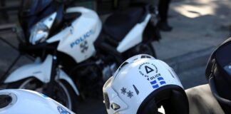 Συναγερμός στην Πεντέλη: Άνδρας με τσεκούρι πετάει αντικείμενα από ταράτσα