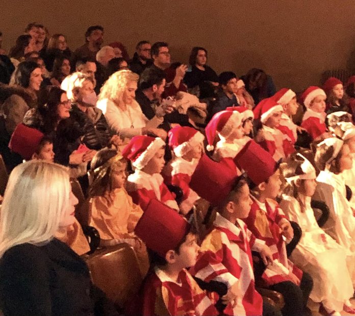 Η υποψήφια Δήμαρχος Λυκόβρυσης – Πεύκης Μαρίνα Σταυράκη Πατούλη, στη Χριστουγεννιάτικη γιορτή των παιδιών του 1ου Νηπιαγωγείου Πεύκης