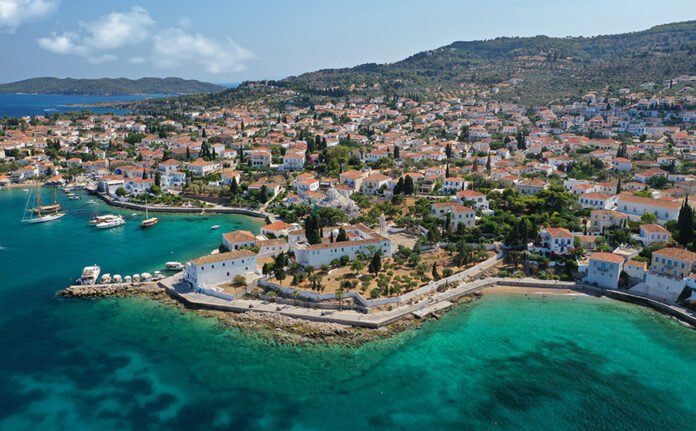 Έρχεται νέο κόμμα, τα μονόκλινα στις Σπέτσες και τι συμβαίνει