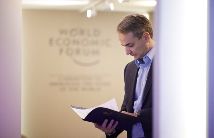 Στο Νταβός ο πρωθυπουργός με την επενδυτική βαθμίδα στις βαλίτσες