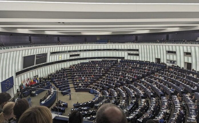 Κυβερνητικές πηγές: Πολιτικά υποκινούμενη ομάδα ευρωβουλευτών συκοφαντεί την Ελλάδα στο