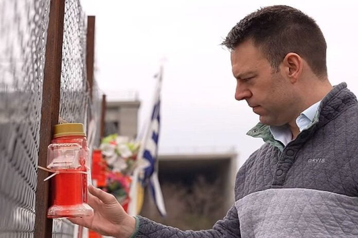 Κασσελάκης στο χώρο της τραγωδίας στα Τέμπη: Θα παλέψουμε με