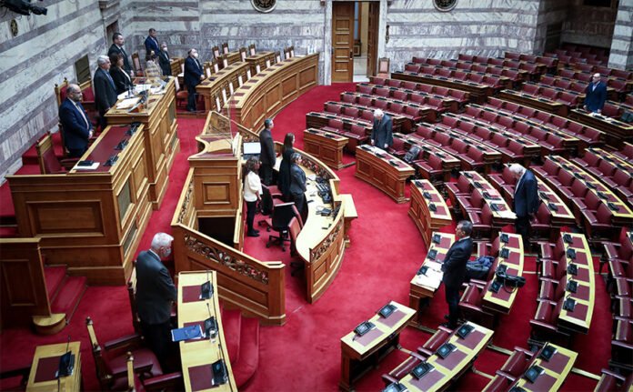 Τρεις ενστάσεις αντισυνταγματικότητας για τον γάμο ομόφυλων ζευγαριών από Ελληνική