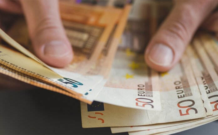 Από-την-1η-Απριλίου-η-αύξηση-του-κατώτατου-μισθού-–-Πόσο.jpg