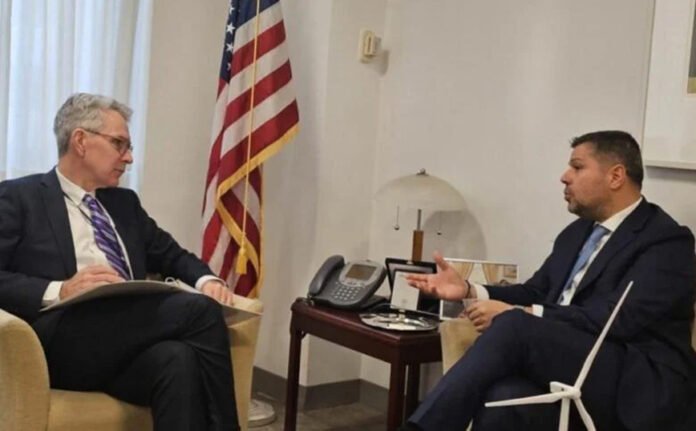 Τετ-α-τετ-Στάσση-με-Pyatt-στην-Ουάσινγκτον-για-τα.jpg
