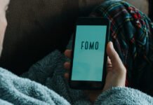 Η ψυχολογία πίσω από το FOMO: Γιατί είναι φυσιολογικό και πώς να το ξεπεράσετε