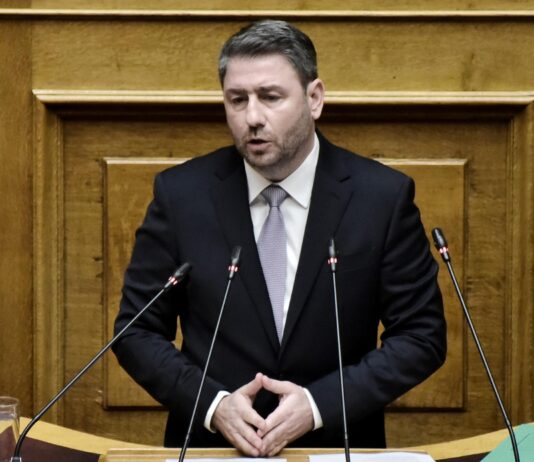 “Σκοτωμός” στο ΠΑΣΟΚ για τα μη κρατικά ΑΕΙ - Κωνσταντινόπουλος-Γιαννακοπούλου: "Δεν είμαστε υπάλληλοι"