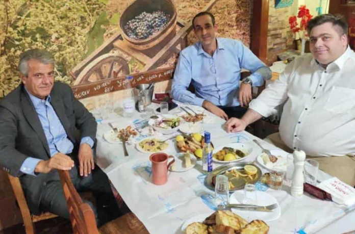 Ο Γρηγόρης Δημητριάδης με καλή παρέα στα Καμίνια Ο Γρηγόρης Δημητριάδης με καλή παρέα στα Καμίνια