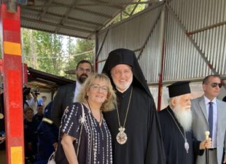 Η Δήμαρχος Πεντέλης Νατάσσα Κοσμοπούλου στην τελετή αγιασμού του νέου πυροσβεστικού οχήματος