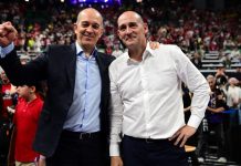 Οι αδελφοί Αγγελόπουλοι σε γήπεδο μπάσκετ