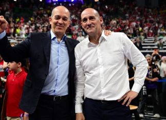 Οι αδελφοί Αγγελόπουλοι σε γήπεδο μπάσκετ