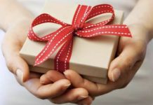 Δώρο με κόκκινη κορδέλα για ονομαστική γιορτή