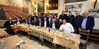 Ο Γρηγόρης Δημητριάδης με στελέχη της ΝΔ και της ΟΝΝΕΔ στην Καλλιθέα