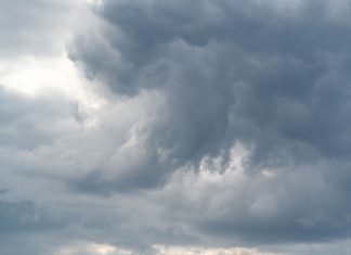 Αλλαγή καιρού από τις 25 Οκτωβρίου: Τι δείχνει η τάση για τα Βόρεια Προάστια Σκούρα σύννεφα στον ουρανό· ενδεικτική φωτογραφία καιρού.