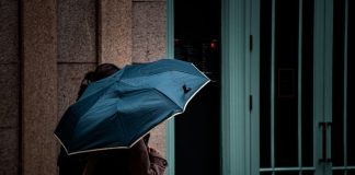 Πεζή με ομπρέλα σε βρεγμένο δρόμο — ενδεικτική φωτογραφία καιρού