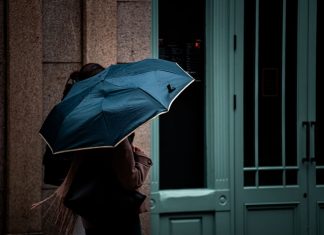 Καιρός σήμερα 24/10: Πού θα βρέξει και πού φτάνει τους 24°C Πεζή με ομπρέλα σε βρεγμένο δρόμο — ενδεικτική φωτογραφία καιρού