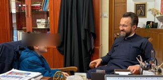 Με ζωγραφιές και ένα παραμύθι ευχαρίστησε τον ιερέα ο μικρός Κωνσταντίνος Ο Κωνσταντίνος με τον πατέρα Νικόλαο και το παραμύθι του